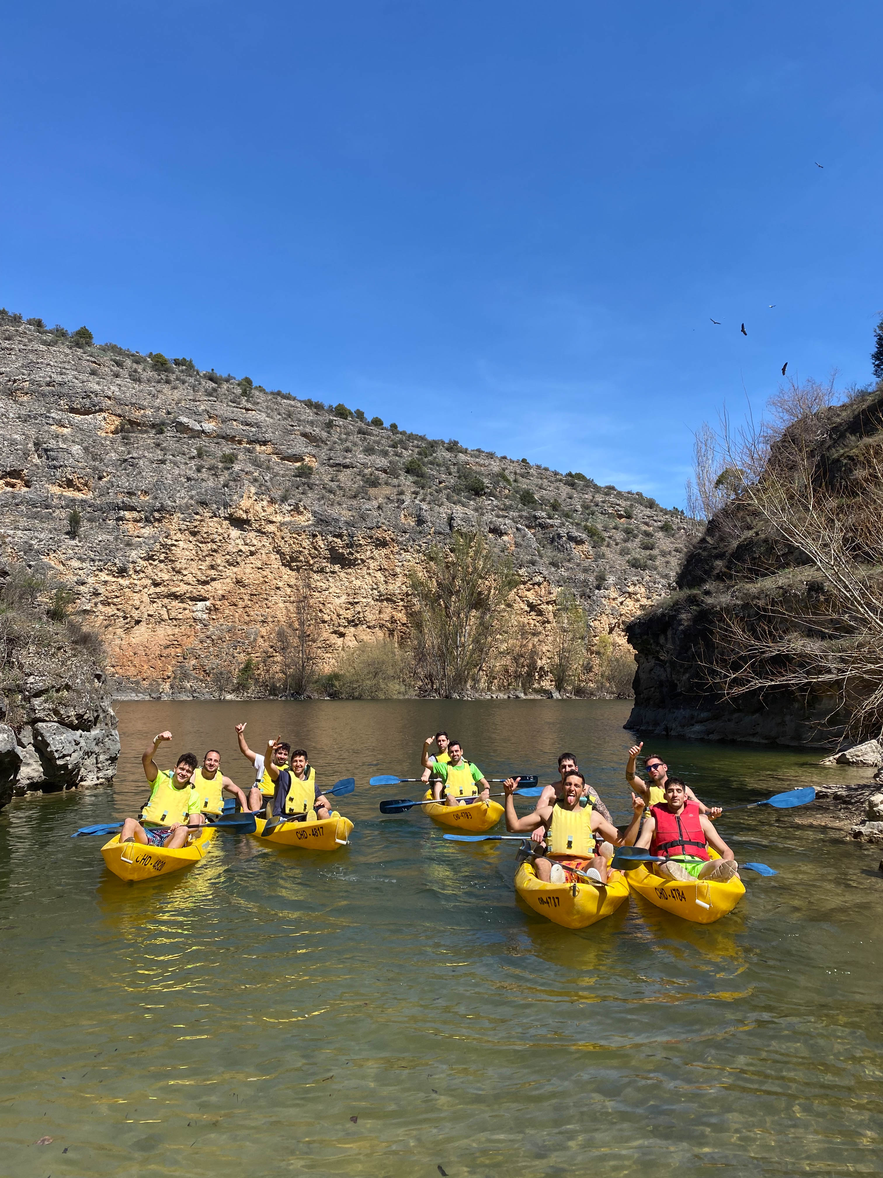 Grupo de piragüistas en el Río Duratón